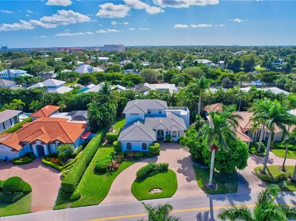 586 S Golf DR, NAPLES, FL 34102