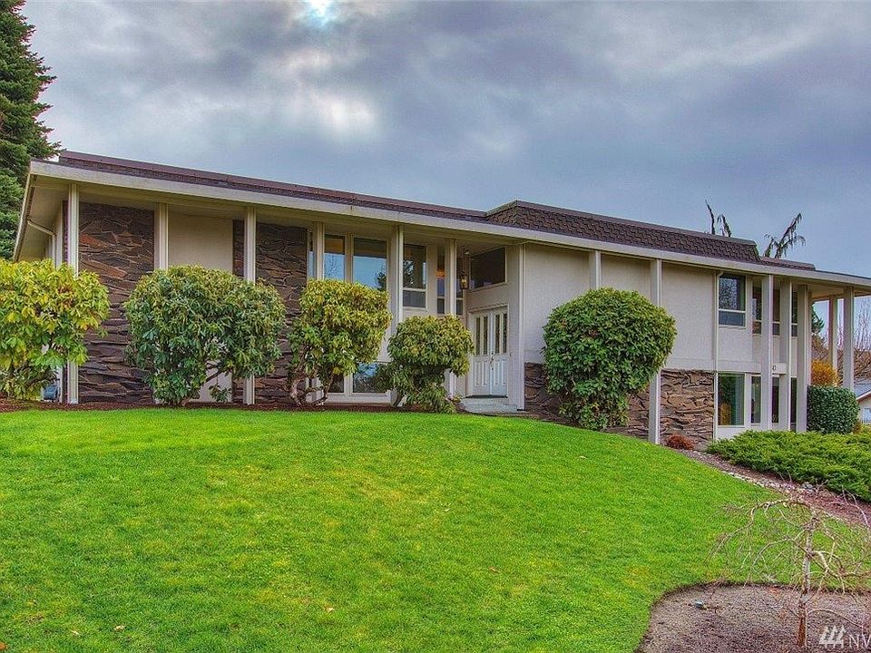 Beautiful Home in Meridian Valley Country Club!