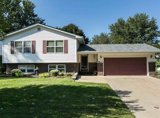 106 8th Ave NW, Dyersville, IA 52040