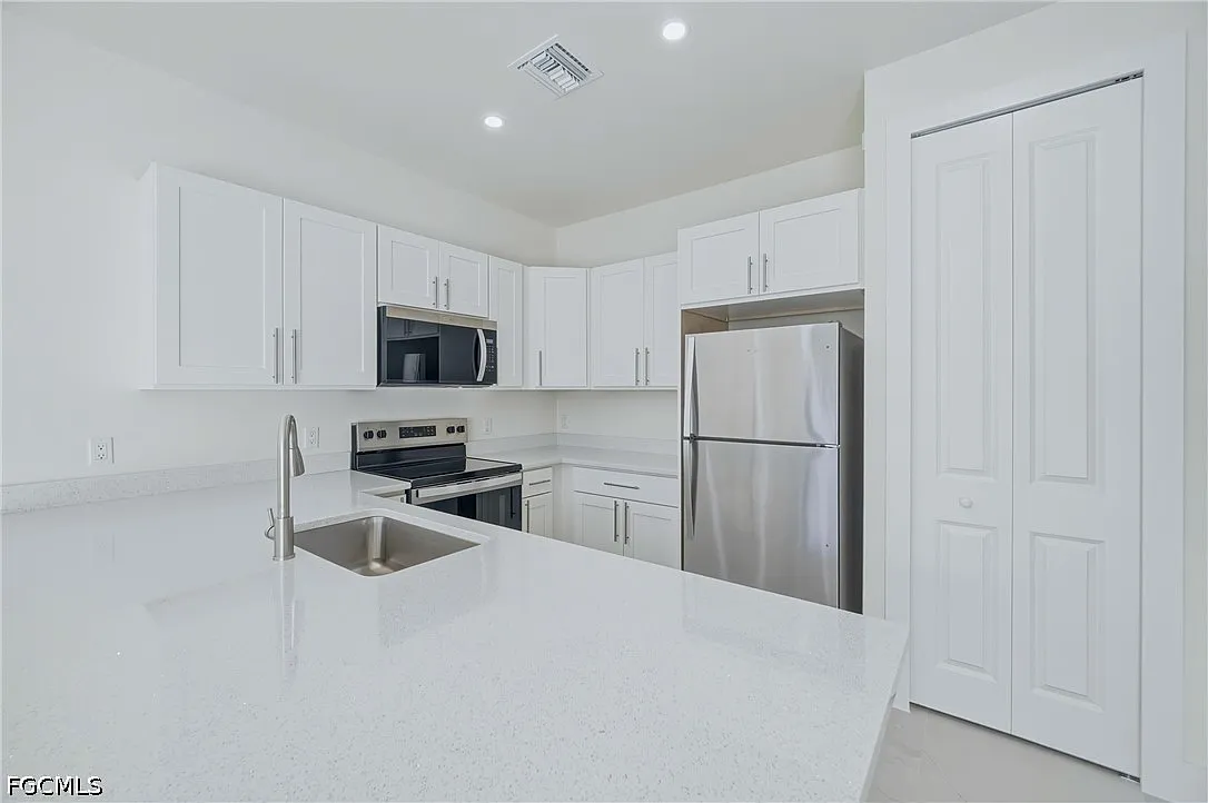 3 bed, 2.0 bath, 1400 sqft, $1,675 — Photo 3