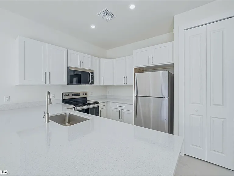 2411 Lola Ave S — Photo 3