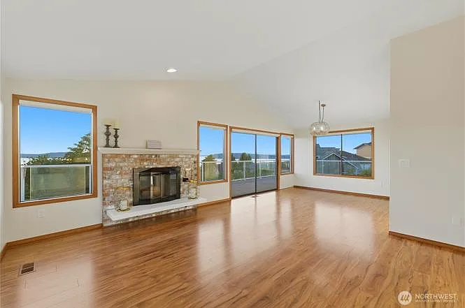 2 bed, 1300 sqft, $2,195 — Photo 3