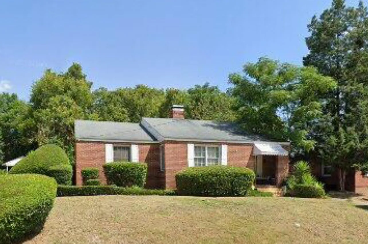 3 bed, 1.5 bath, 1282 sqft, $1,100 — Photo 1