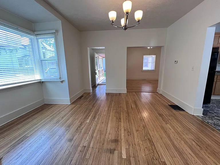724 Fairview Ave NE — Photo 2