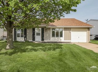 830 Shady Ln, Aurora, IL 60506