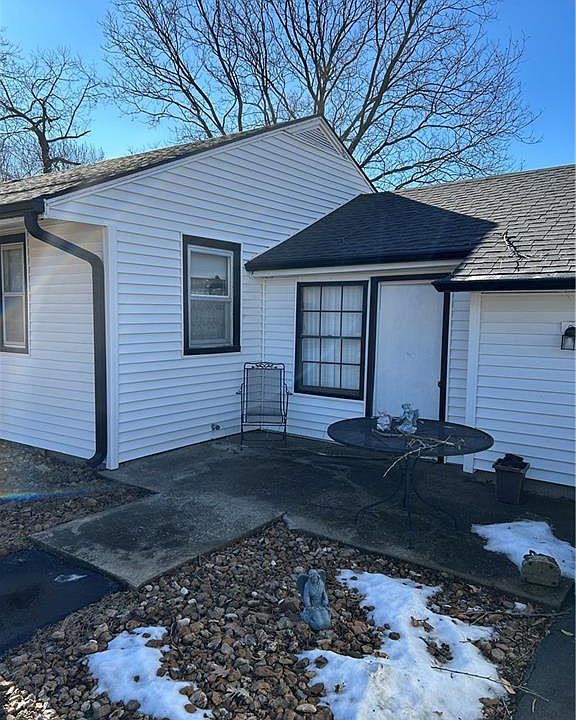 2nd image of 412 NW Donovan Rd