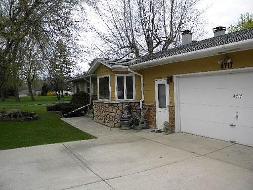 Front Exterior & Driveway