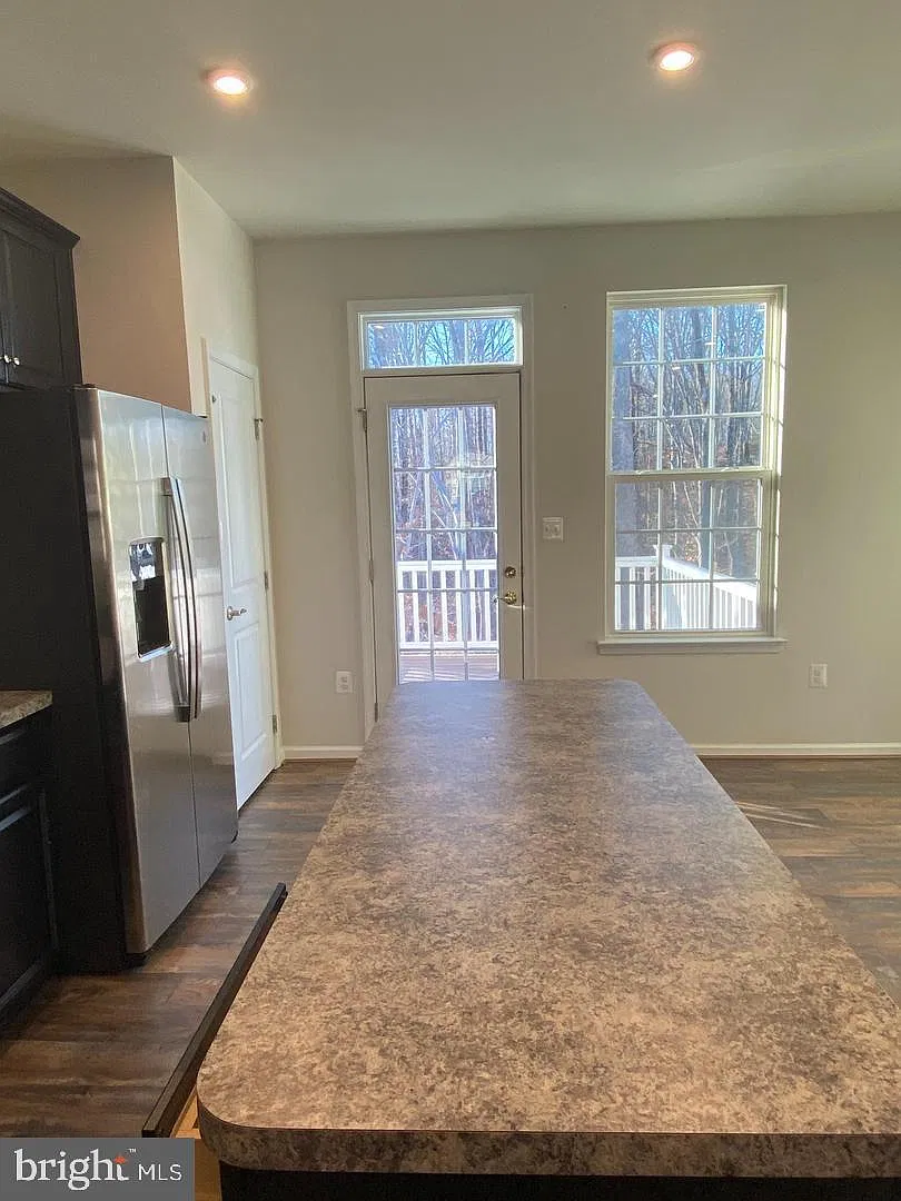 3 bed, 3.0 bath, 1890 sqft, $2,500 — Photo 2
