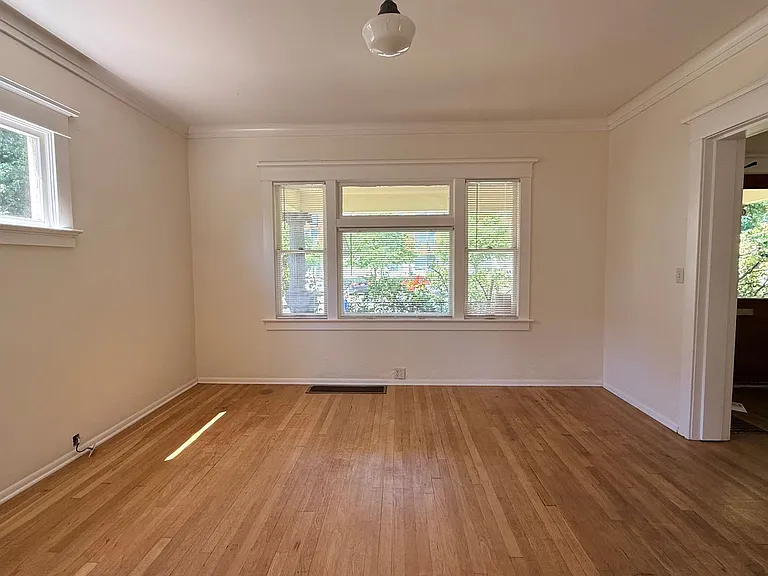 4412 N Maryland Ave — Photo 5