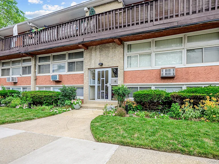 3 Duryea Pl #1D — Photo 1