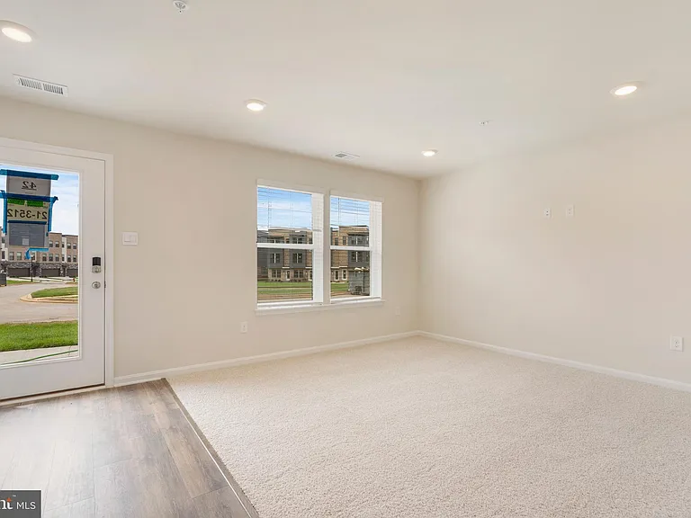 560 Union St — Photo 31