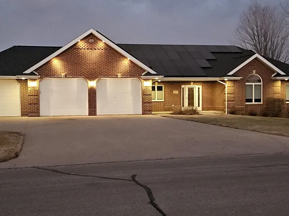 8397 Southern Hills Ct, Dubuque, IA 52003