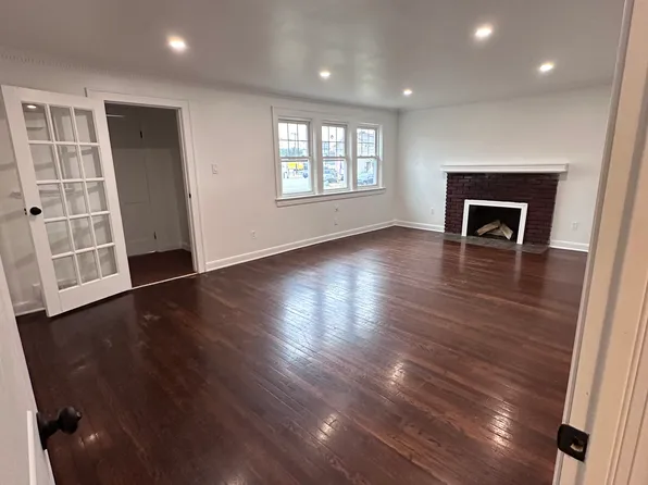 8 Plymouth St, Fairfield, NJ 07004