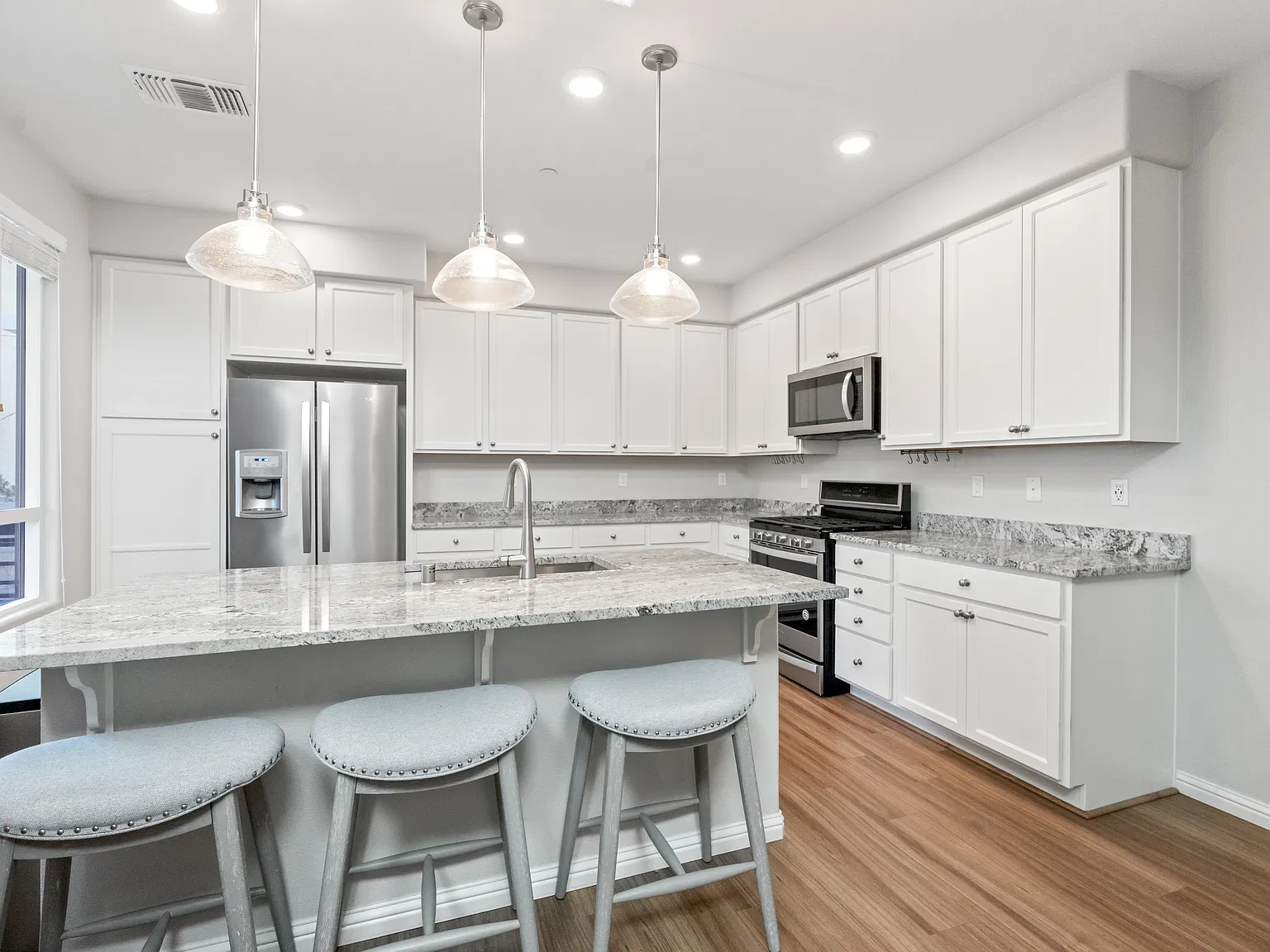 2 bed, 2.0 bath, 1206 sqft, $3,500 — Photo 2