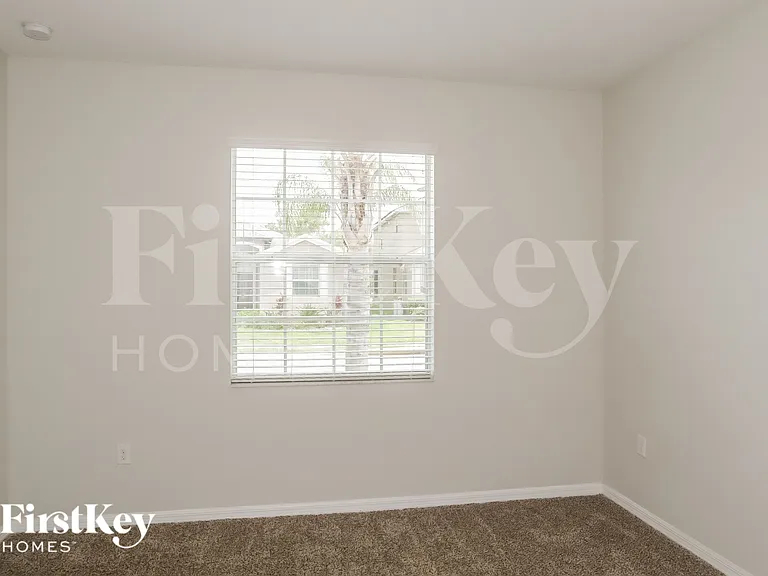 2309 Grantham Ave — Photo 10