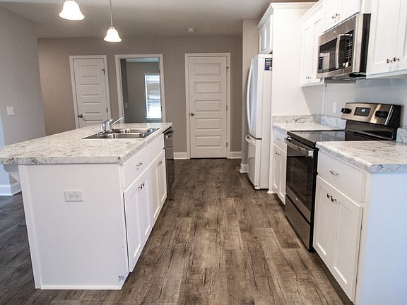 4th image of 7052 White Pine Ave