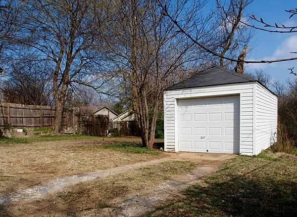 1717 S Lewis Ave — Photo 3