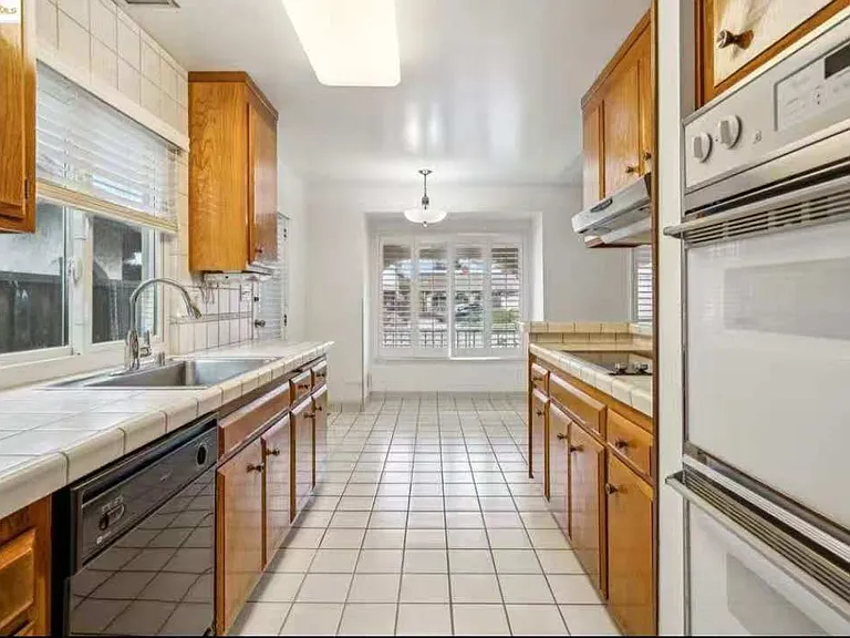1073 Camellia Dr — Photo 19