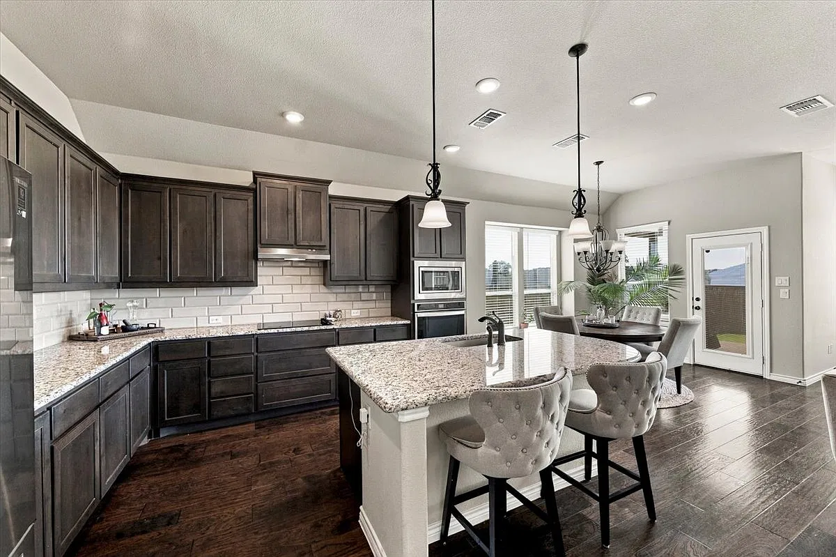 3 bed, 1936 sqft, $3,100 — Photo 4