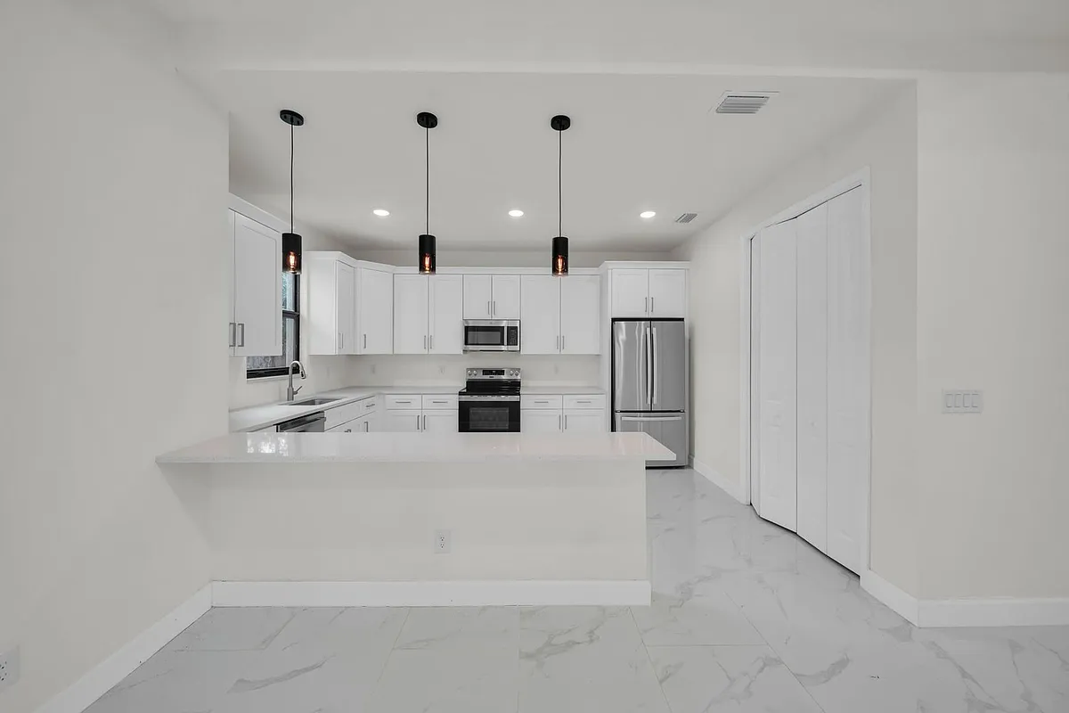 Building Photo - 446 Skyland Ln