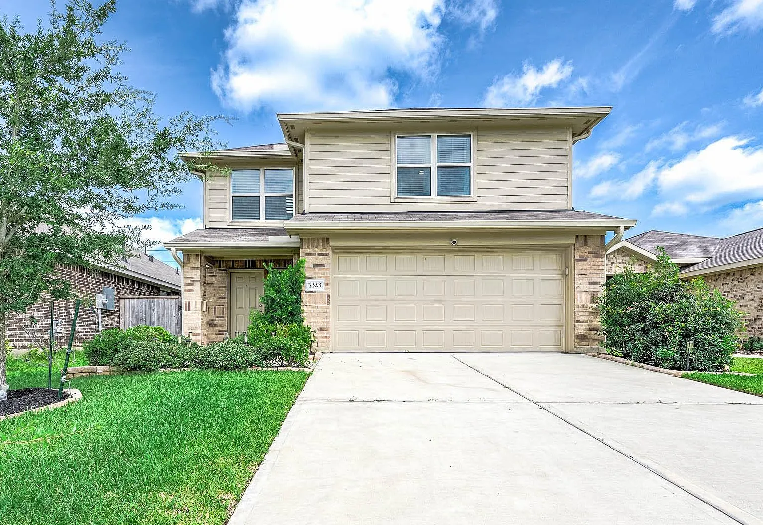 4 bed, 2.5 bath, 2320 sqft, $2,400 — Photo 1