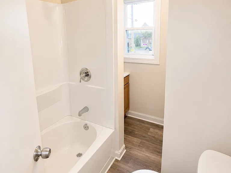 4933 Turney Rd — Photo 10