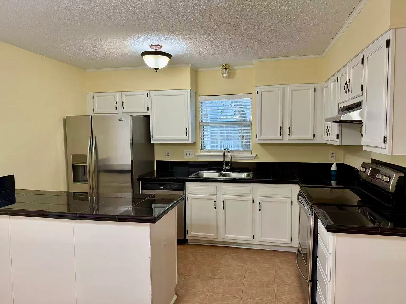 3 bed, 1360 sqft, $2,050 — Photo 4