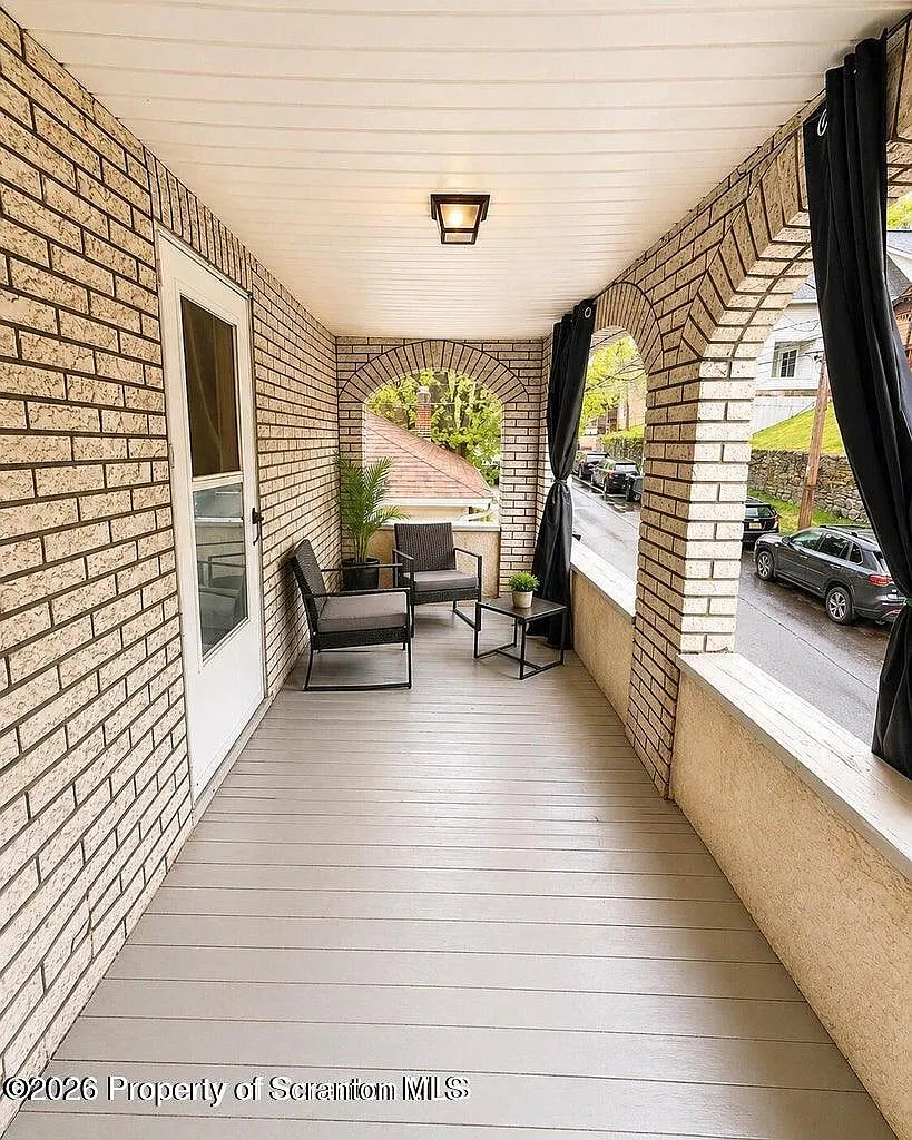 2 bed, 1.0 bath, 1015 sqft, $1,650 — Photo 2