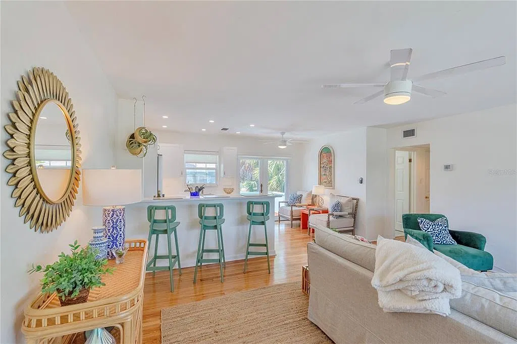 2 bed, 1.0 bath, 815 sqft, $4,200 — Photo 4
