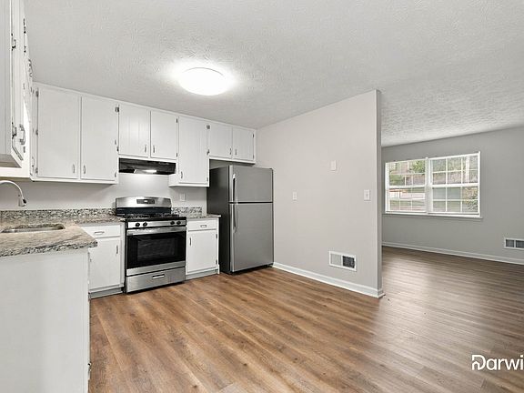 3rd image of 2741 Oxford Dr