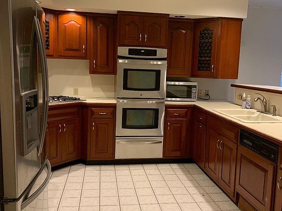 2nd image of 17 Courtland St Floor 1