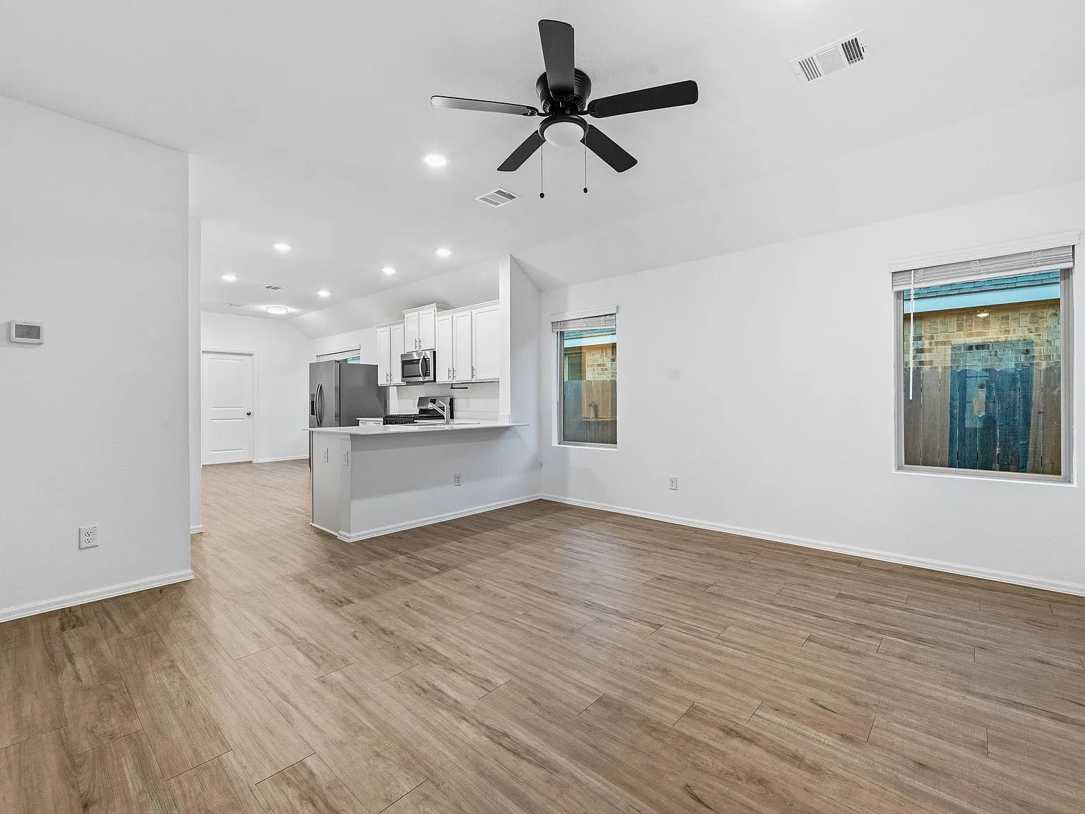 3 bed, 2.0 bath, 1270 sqft, $1,875 — Photo 4