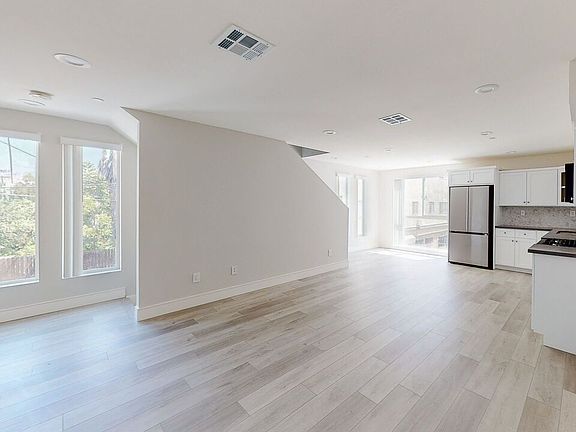 2nd image of 951 3/4 N Mariposa Ave #3/4
