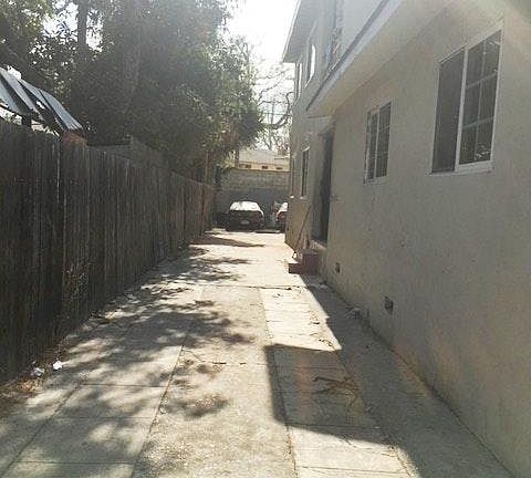 5th image of 706 E 87th Pl