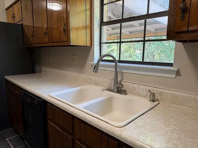 3 bed, 2.0 bath, 1456 sqft, $1,750 — Photo 4