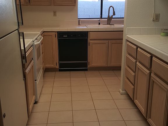 Kitchen with Breakfast Bar