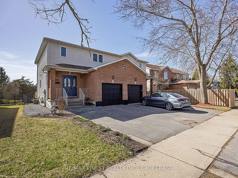 1256 Brackenwood Cres — Photo 2