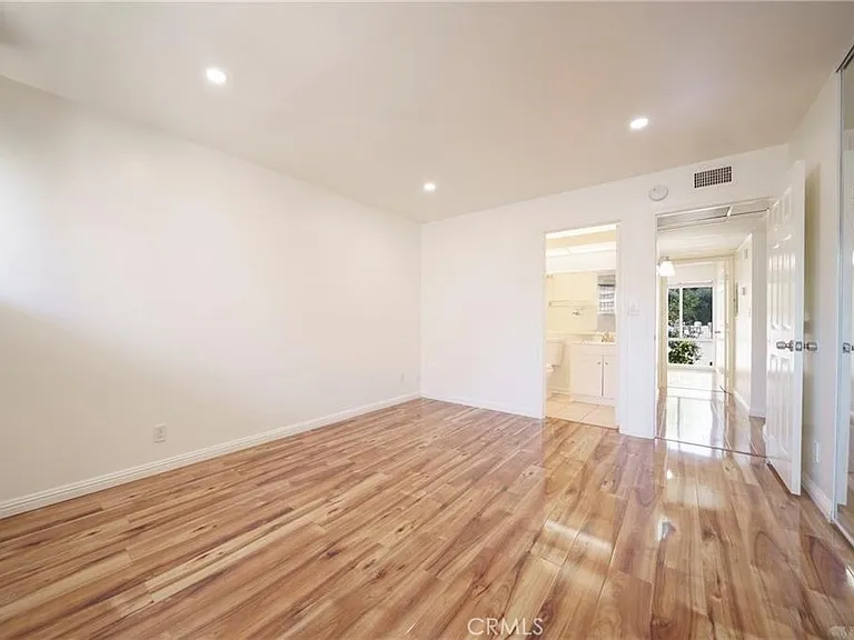 20134 Leadwell St #337 — Photo 4