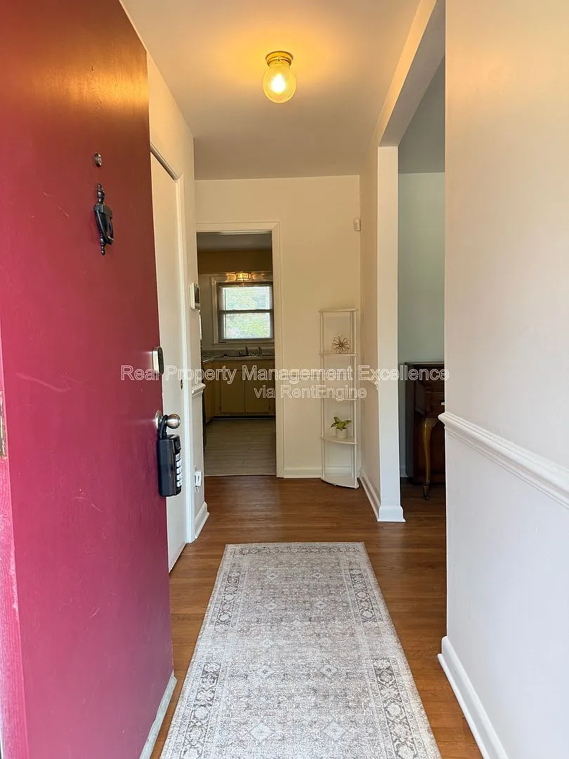 3 bed, 2.0 bath, 1331 sqft, $2,910 — Photo 2
