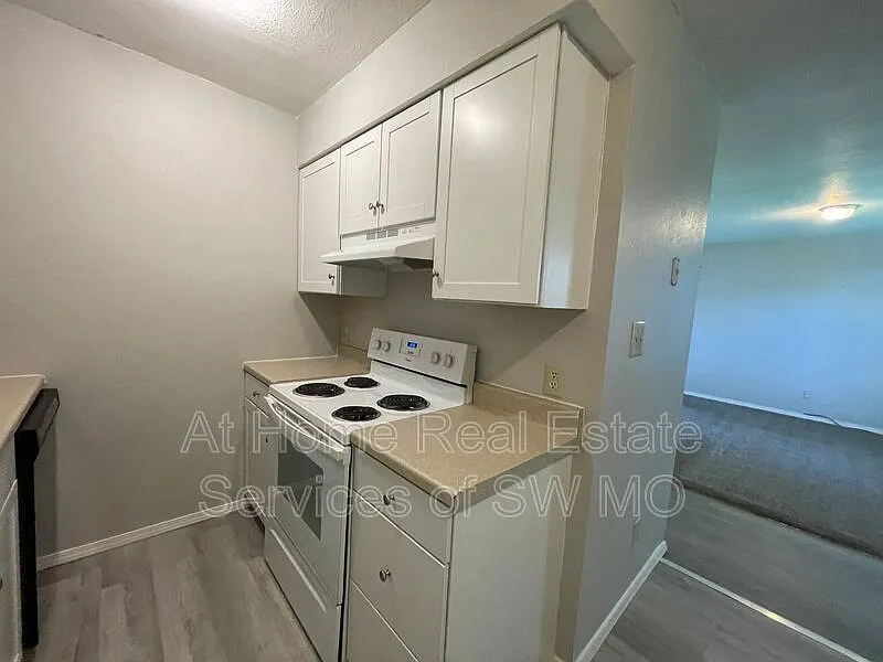 2 bed, 1.0 bath, 780 sqft, $730 — Photo 2