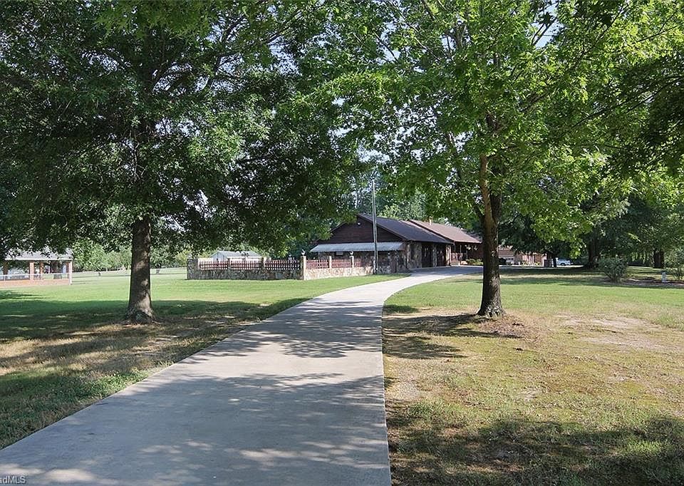 1st image of 4805 Woodcock Dr