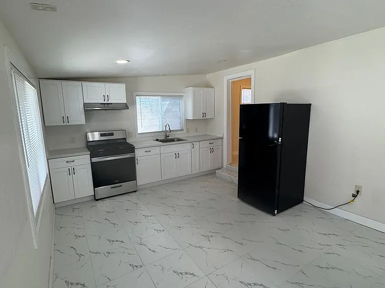 819 S Cypress Ave — Photo 24