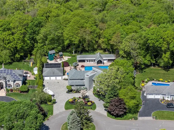 10 Crick Holly Lane, East Islip, NY 11730
