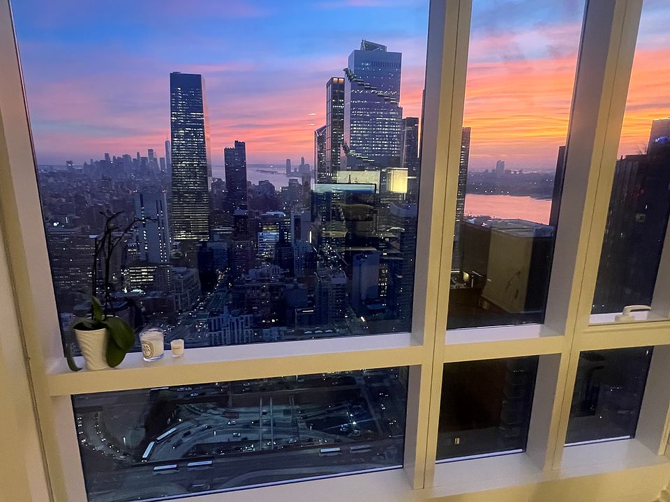 1st image of 460 W 42nd St #Penthouse 4h