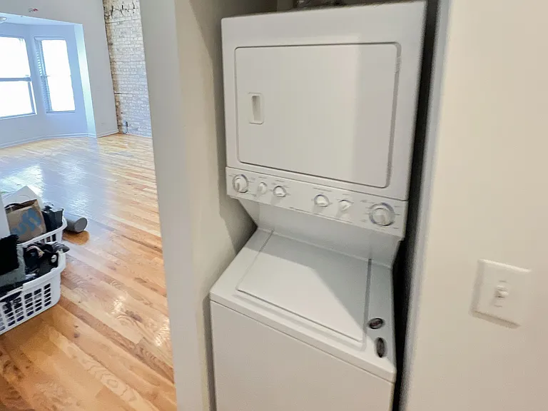 2450 1/2 N Southport Ave #301 — Photo 7