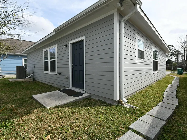 5817 Gaston St — Photo 24