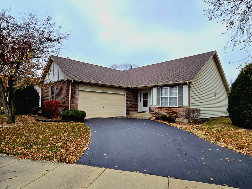 1st image of 21019 W Hazelnut Ln