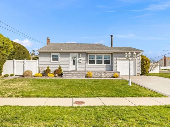 111 Fallwood Parkway, Farmingdale, NY 11735