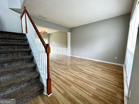 4th image of 658 Glenbarrett Ct NE