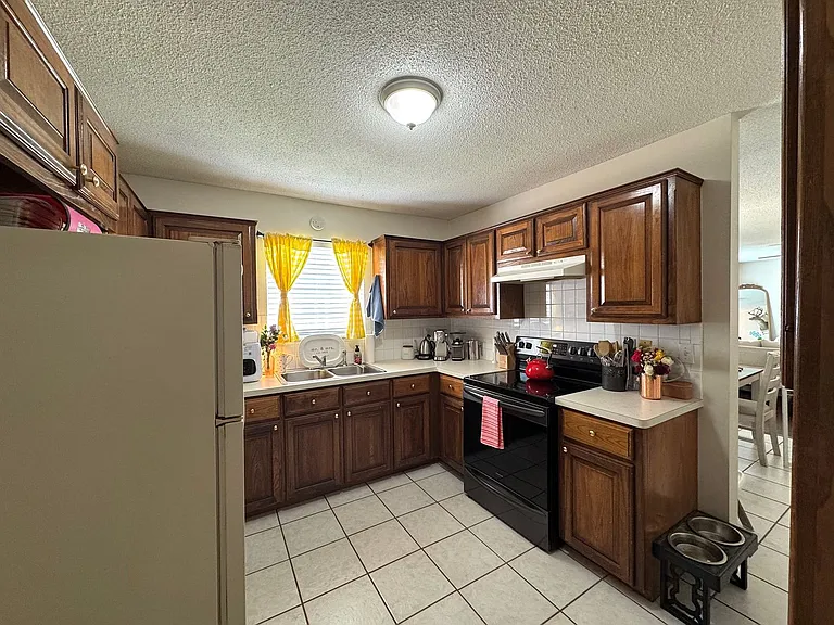 208 Summerset Ct — Photo 8